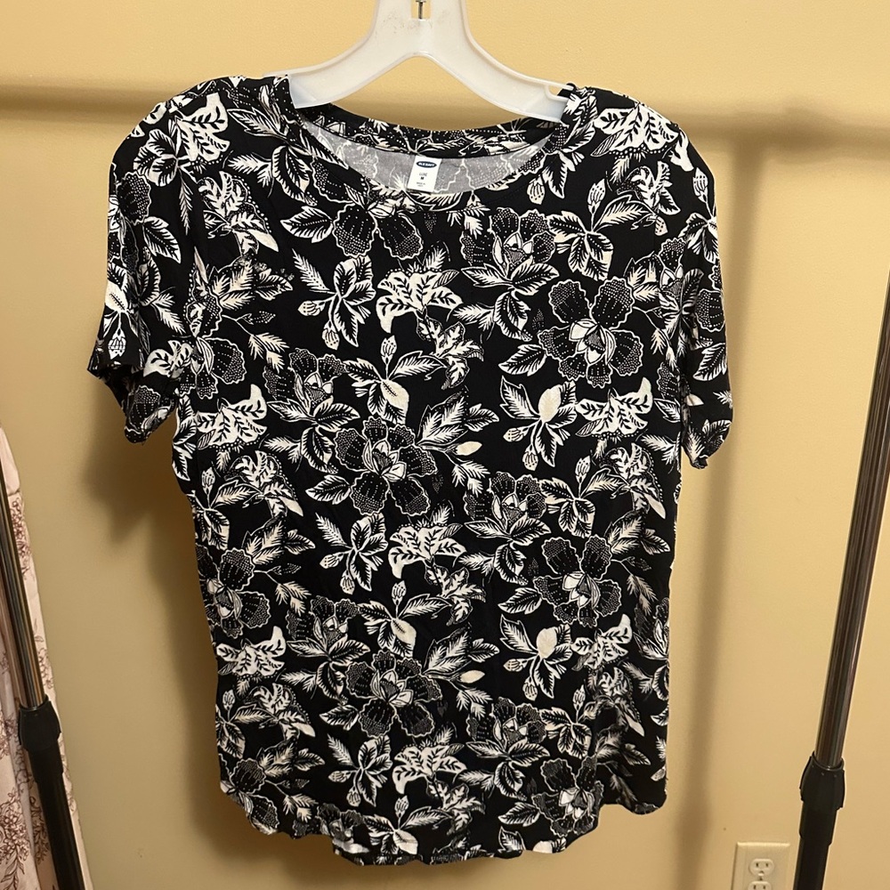 Old Navy Black and White Floral Short Sleeve Top